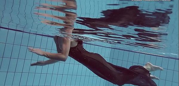  Underwater babe Liza Rachinska swims naked